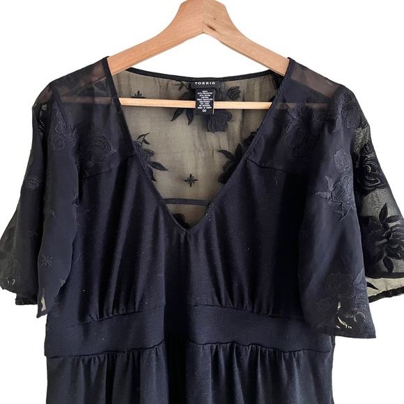 Torrid Black Floral Print Semi Sheer Top Size 00 - Picture 2 of 4